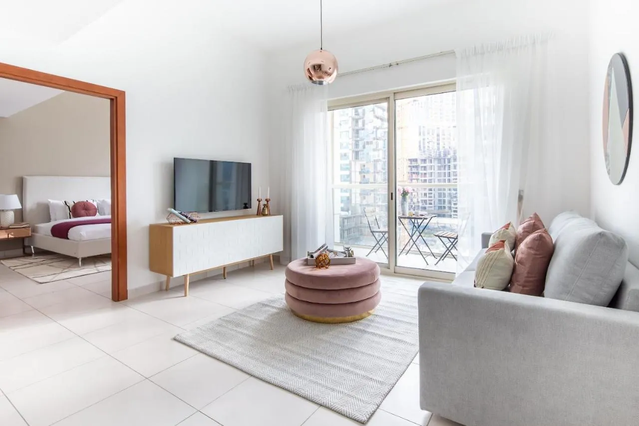 Frank Porter - Marina View Tower Apartment Dubai