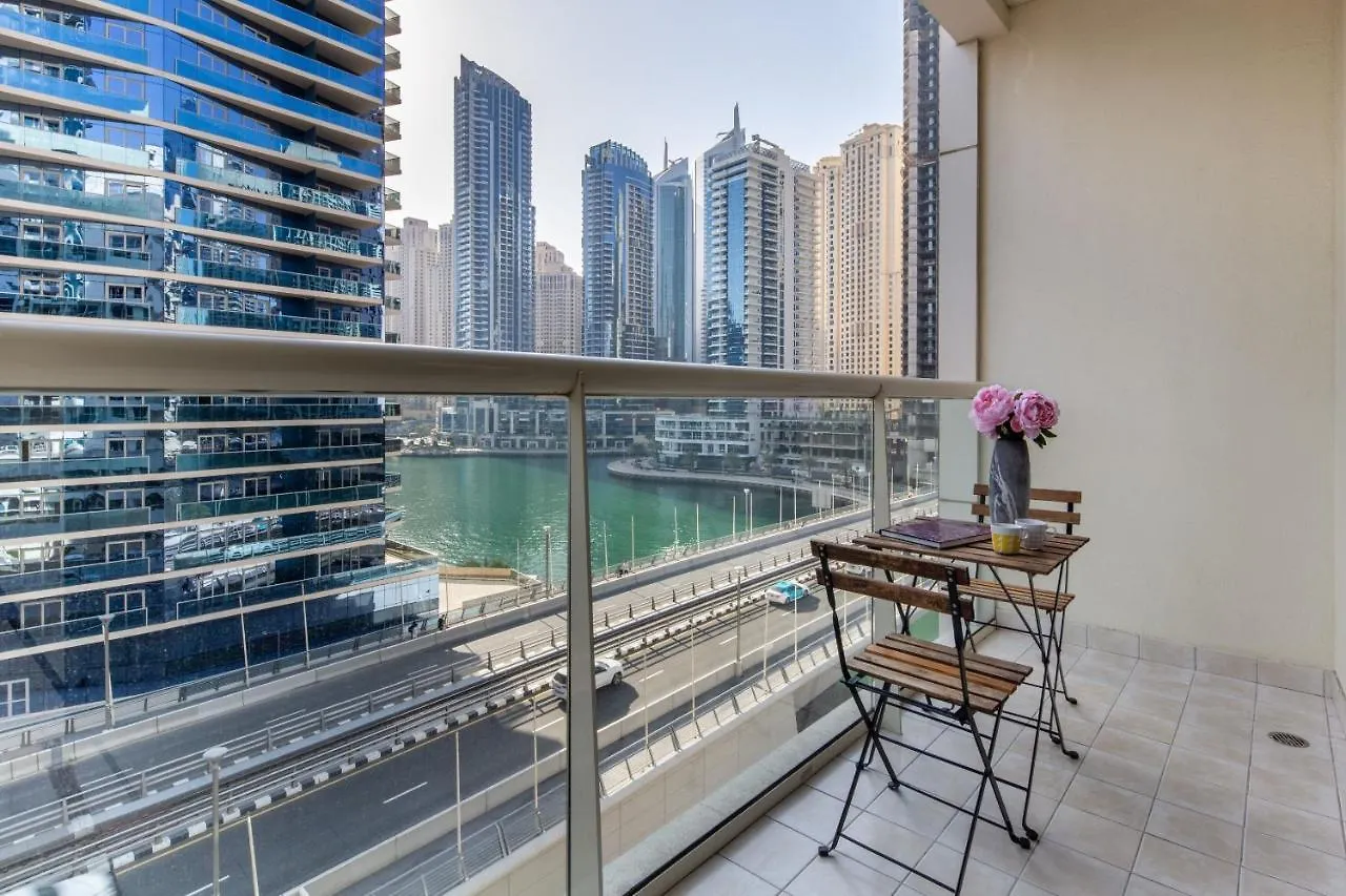 Frank Porter - Marina View Tower Apartment Dubai