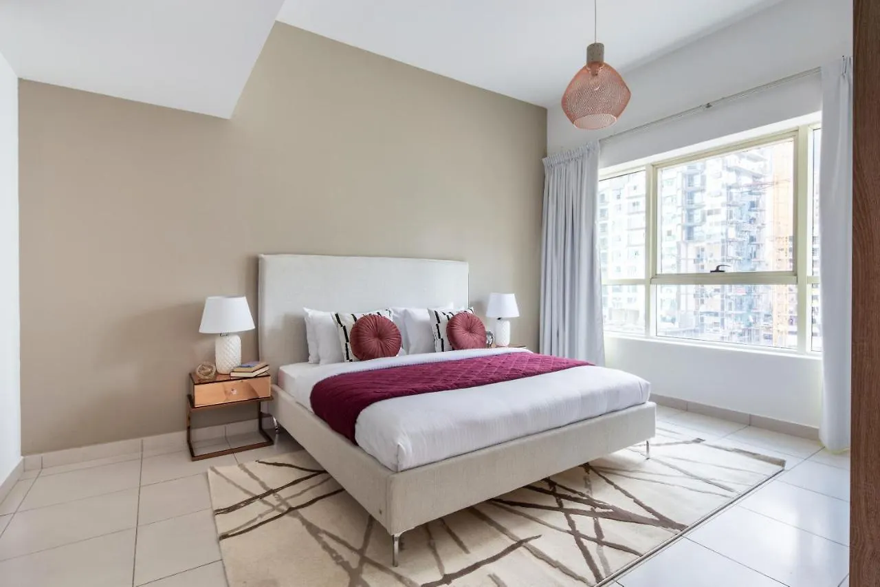 Frank Porter - Marina View Tower Apartment Dubai
