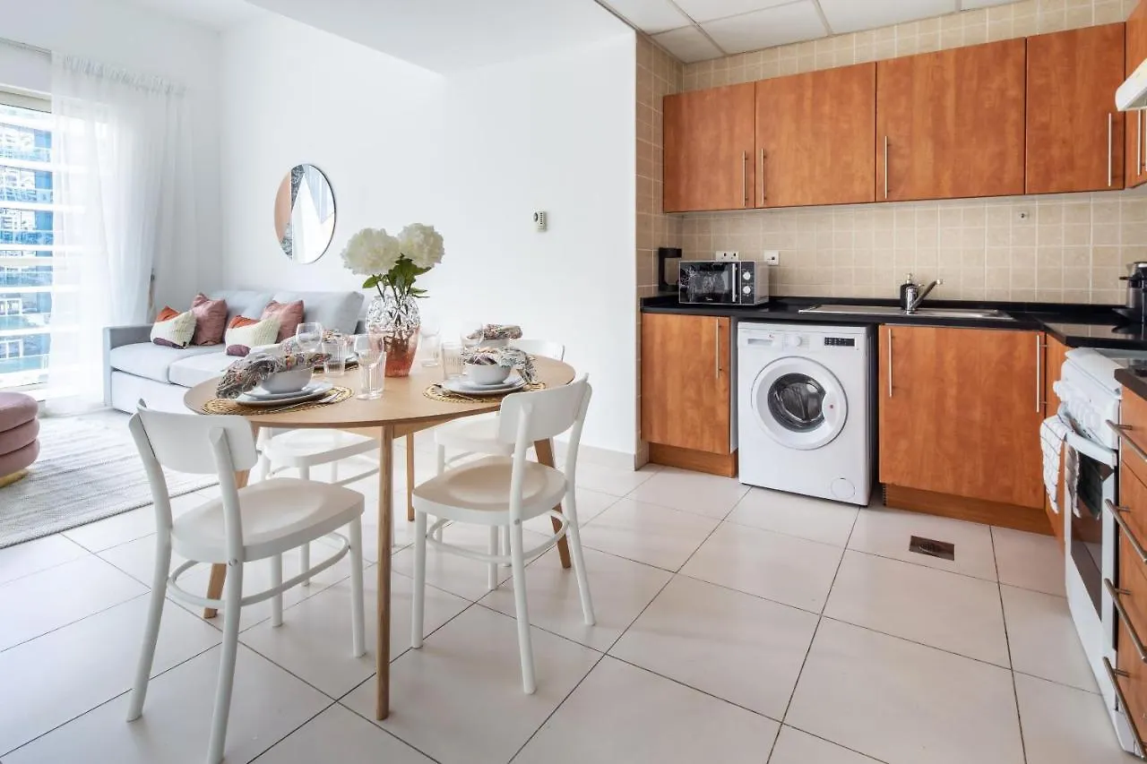 Frank Porter - Marina View Tower Apartment Dubai