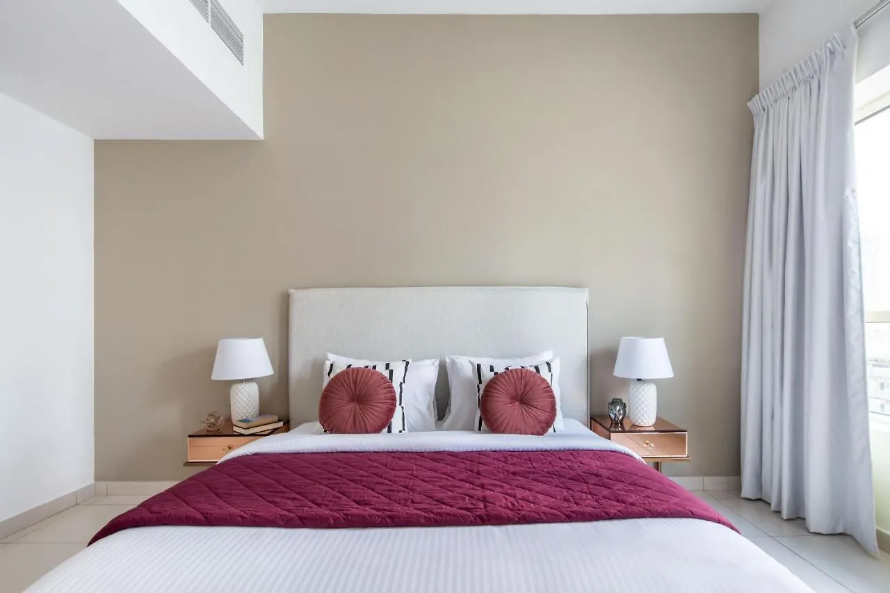 Frank Porter - Marina View Tower Apartment Dubai